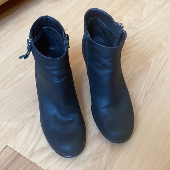 ECCO Black Zippered Ankle Boots Bootie - Picture 2 of 10